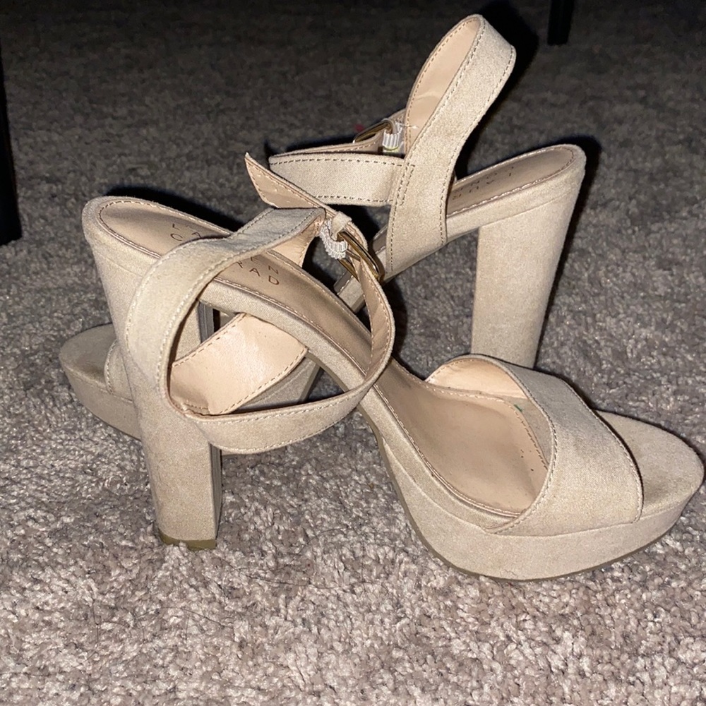 woman’s 8 heeled suede heels